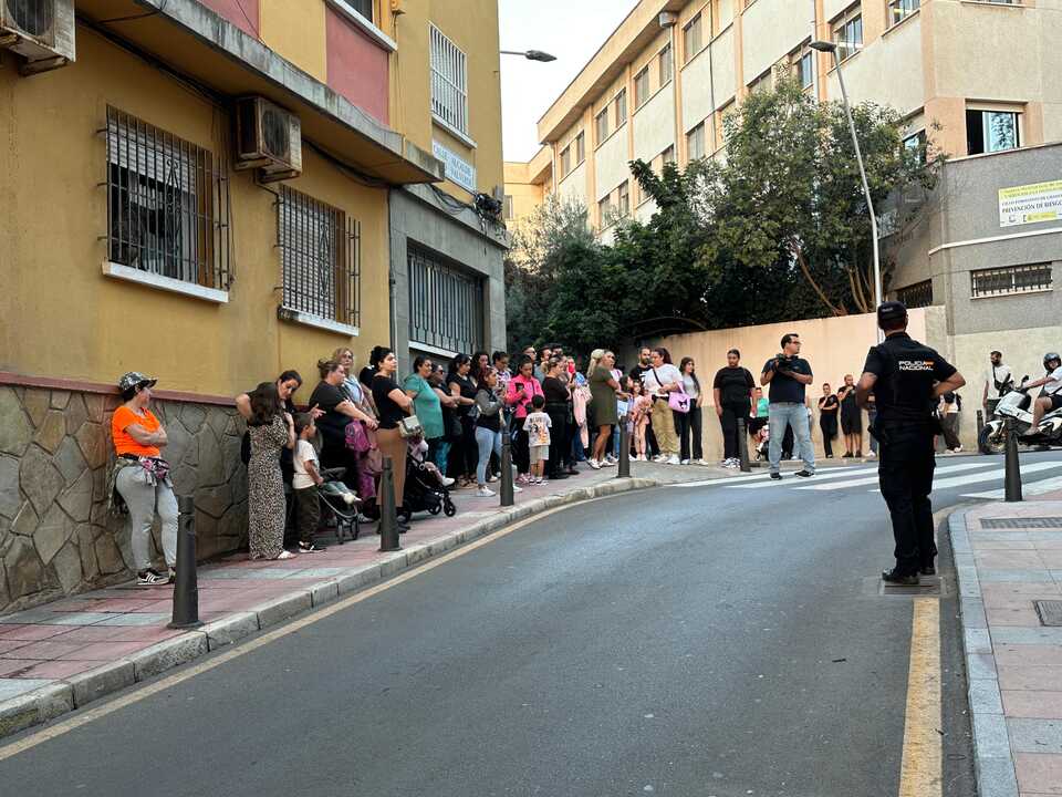 Tensión en los juzgados esperando la salida de los tres detenidos / Mohamed Ettouileb