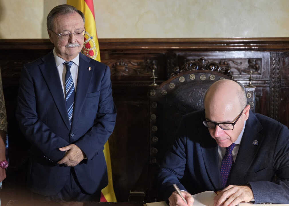Pedro mercado firmando el libro de honor de la Ciudad Autónoma / Laura Ortiz