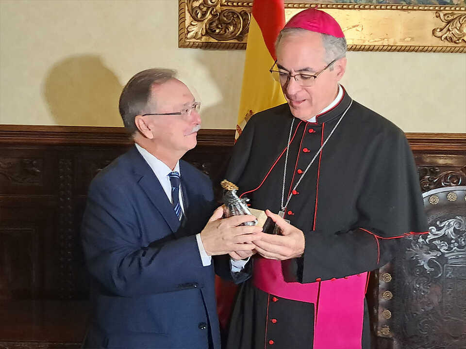 Visita del Arzobispo castrense, Juan Antonio Aznárez / César Martín