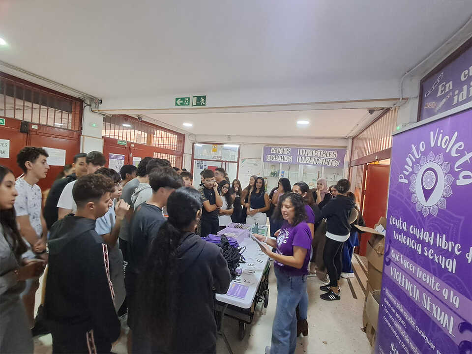 Punto Violeta en el Instituto Abyla / César Martín