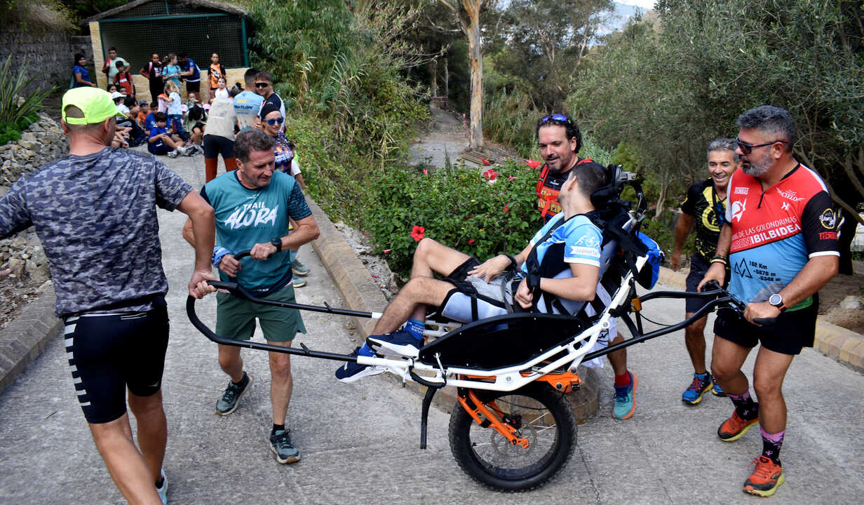 Cerca de 50 jóvenes se inician en el senderismo de la mano de la Federación de Deportes de Montaña y Escalada. Foto: Rafa Báez
