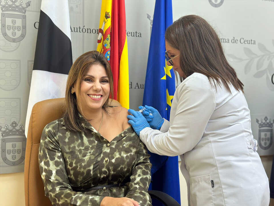 Vacunación de la consejera de Sanidad, Nabila Benzina / Mohamed Ettouileb