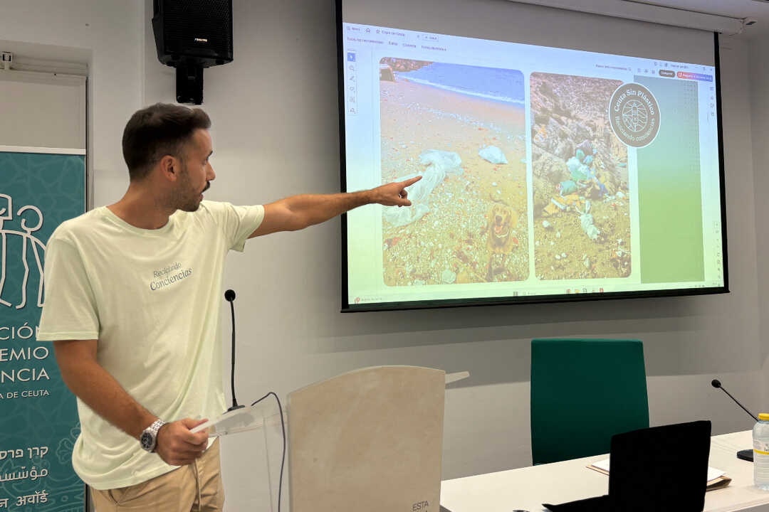 Cristian León, voluntario de 'Ceuta sin Plástico' / Alma Palomino