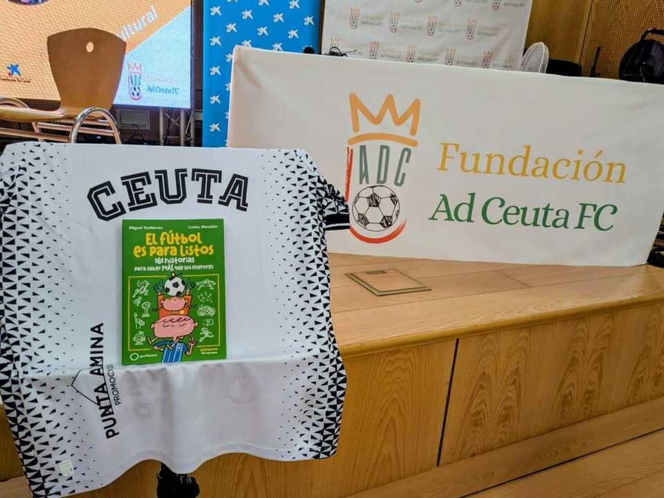 Presentación del libro 'El fútbol es para listos' en un acto organizado por la Fundación AD Ceuta FC. Foto: Rubén Báez.
