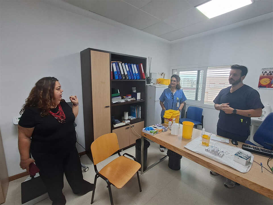 Vacunación de la delegada del Gobierno, Cristina Pérez, en el Centro de Salud de Otero / César Martín