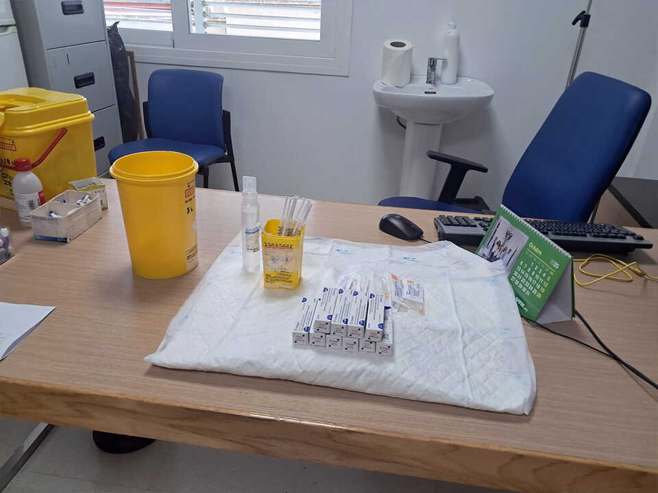 Vacunación de la delegada del Gobierno, Cristina Pérez, en el Centro de Salud de Otero / César Martín