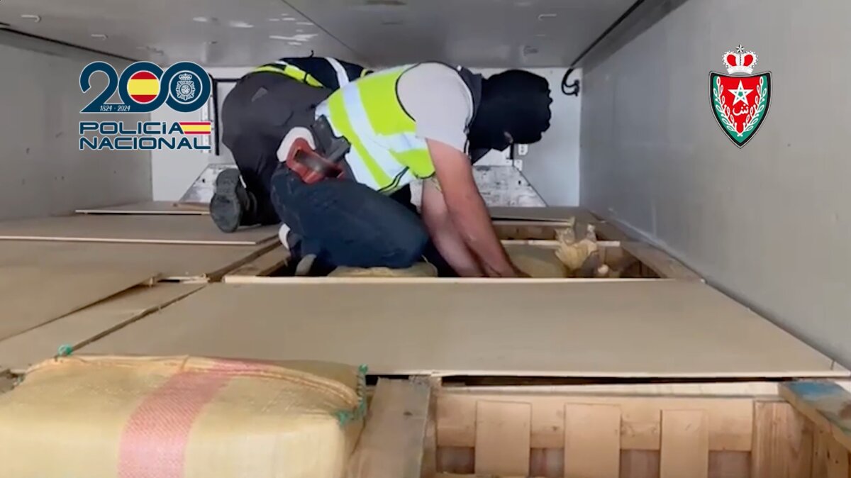 20 toneladas de hachís ocultas entre cajas de pimientos verdes en camiones frigoríficos procedentes de Marruecos / CNP