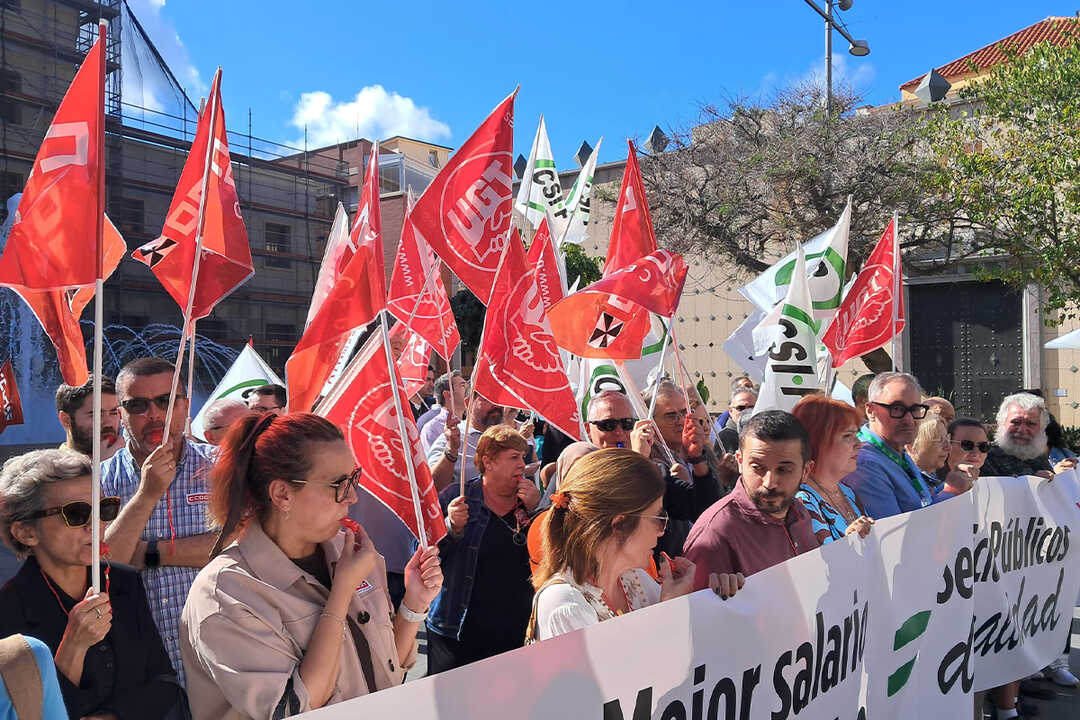 Concentración de los sindicatos en la plaza de los Reyes / César Martín