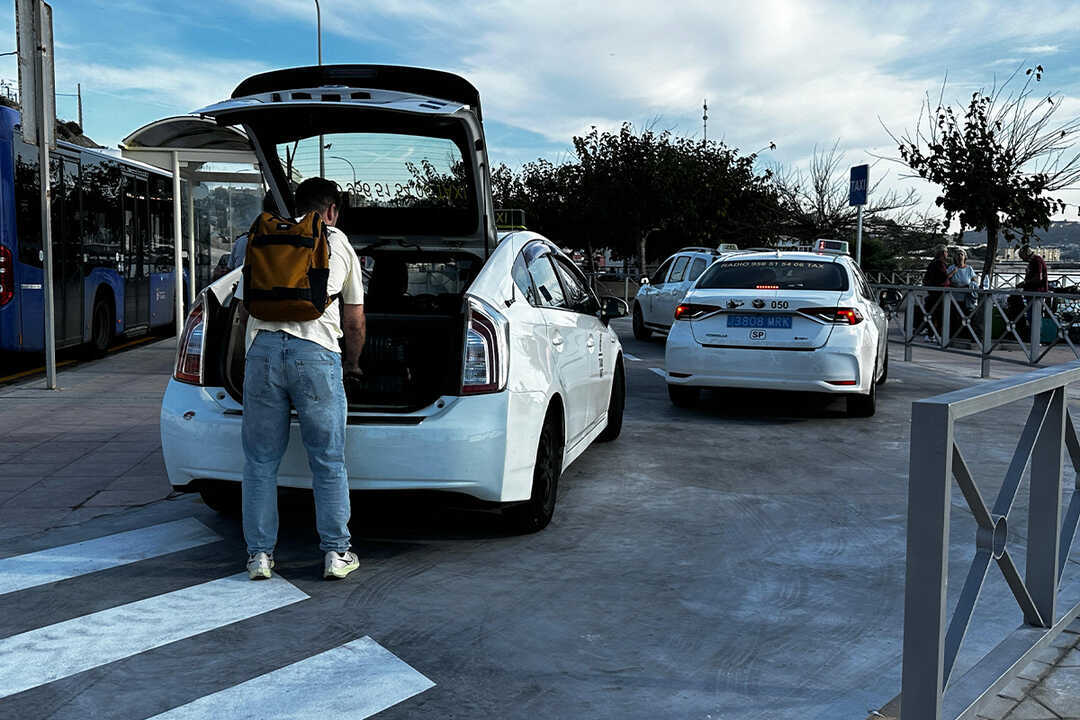 Nueva parada de taxis en la frontera / Mohamed Ettouileb