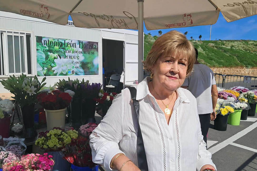 Visitante a los puestos de flores en Santa Catalina / César Martín