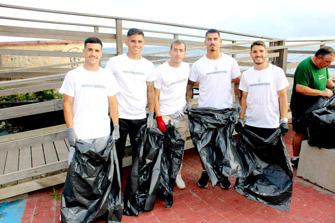 La Fundación AD Ceuta FC y la Asociación 'Ceuta Sin Plástico' juegan limpio y recogen 282 kilos de basura