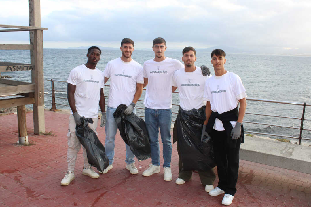 La Fundación AD Ceuta FC y la Asociación 'Ceuta Sin Plástico' juegan limpio y recogen 282 kilos de basura