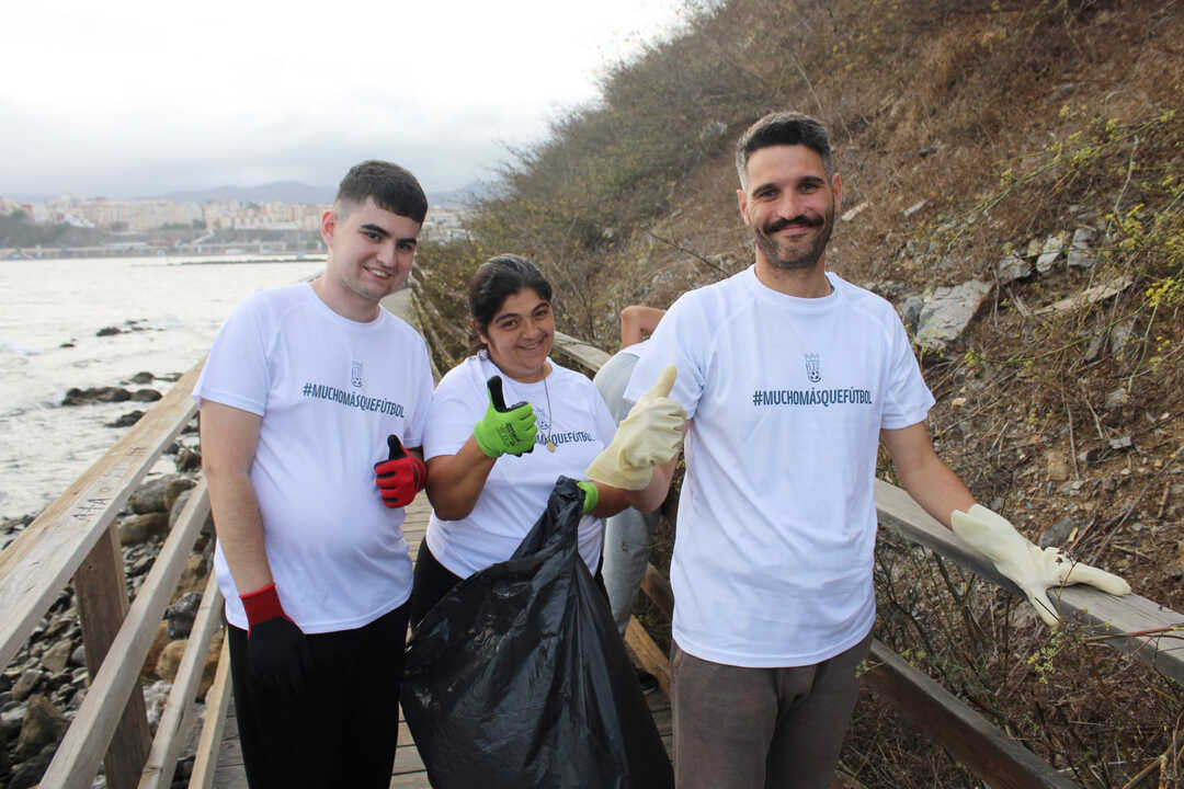 La Fundación AD Ceuta FC y la Asociación 'Ceuta Sin Plástico' juegan limpio y recogen 282 kilos de basura