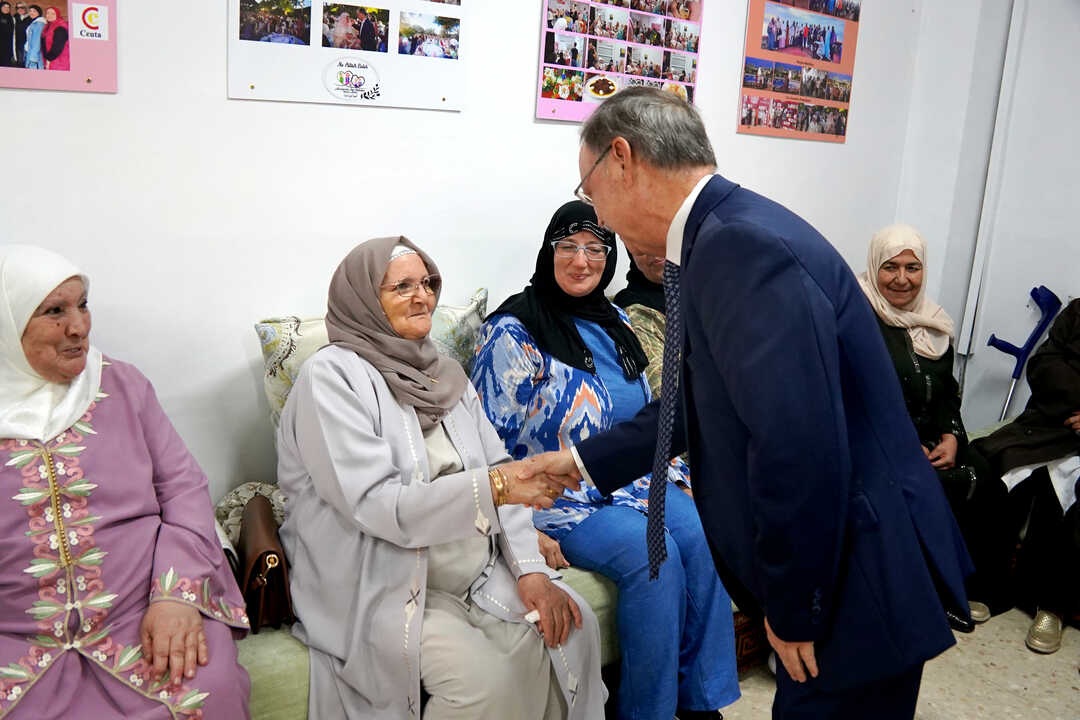 Vivas visita la Asociación Lldudna 'Nuestros Abuelos'