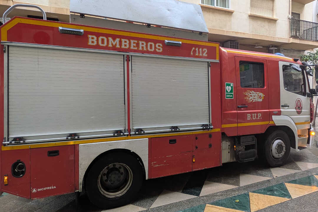 Bomberos interviniendo en una caída de cascotes en la Calle Real / Rafa Báez