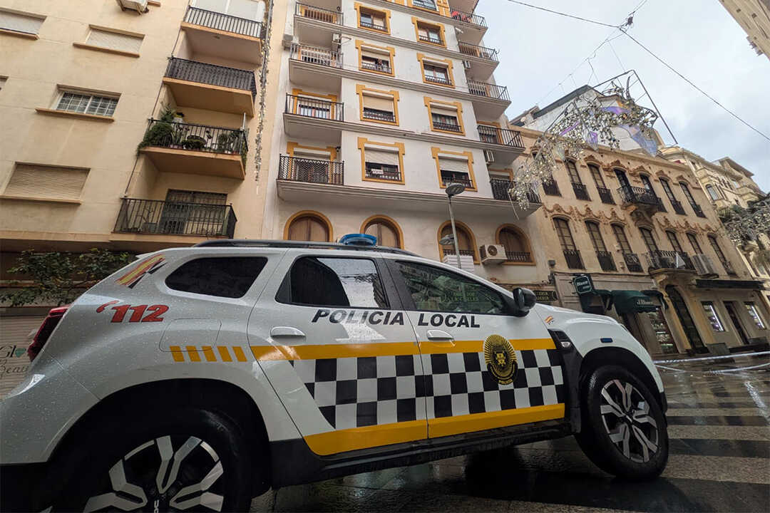 La Policía Local interviniendo en una caída de cascotes en la Calle Real / Rafa Báez