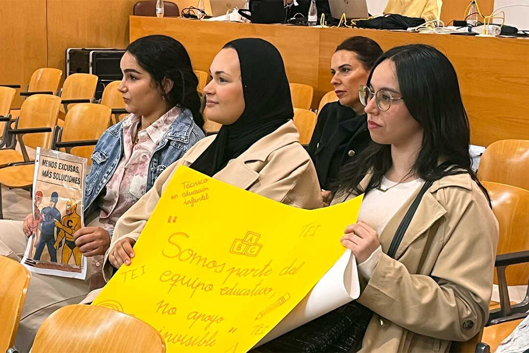 Protesta de técnicas de Educación en el Pleno de la Asamblea