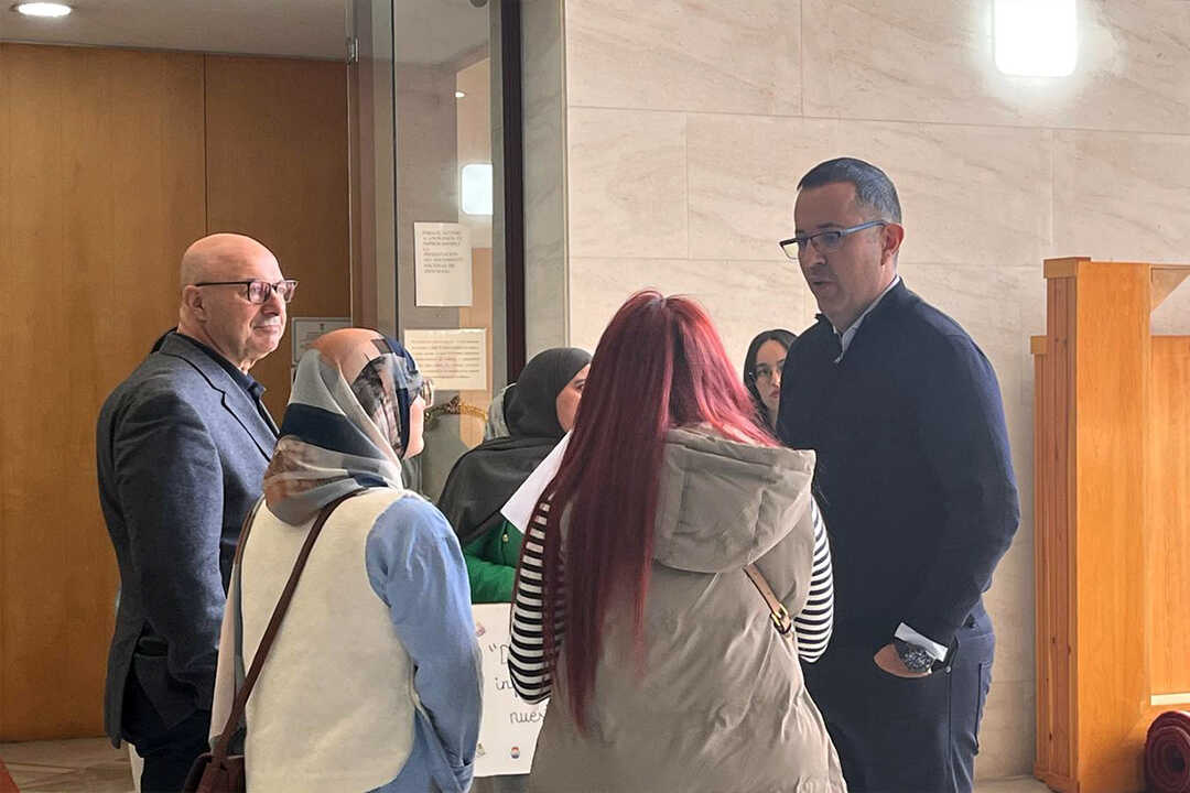Protesta de técnicas de Educación en el Pleno de la Asamblea