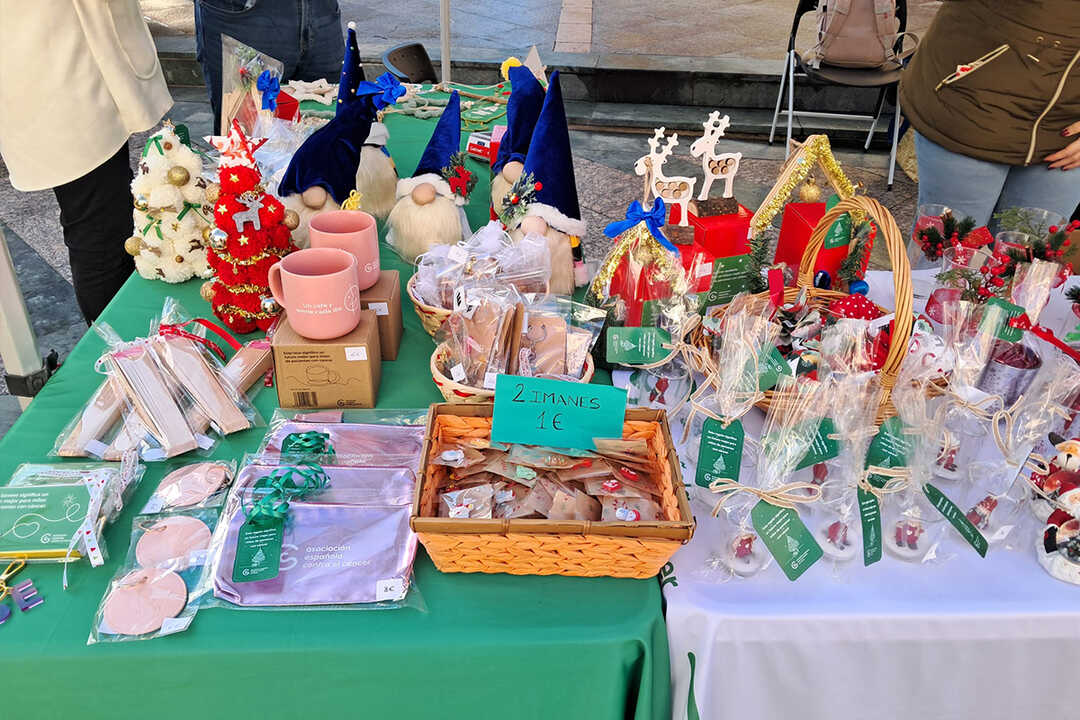 Mercadillo Solidario de AECC en la Plaza de los Reyes / César Martín