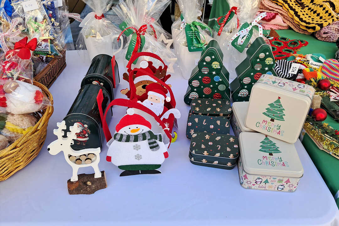 Mercadillo Solidario de AECC en la Plaza de los Reyes / César Martín