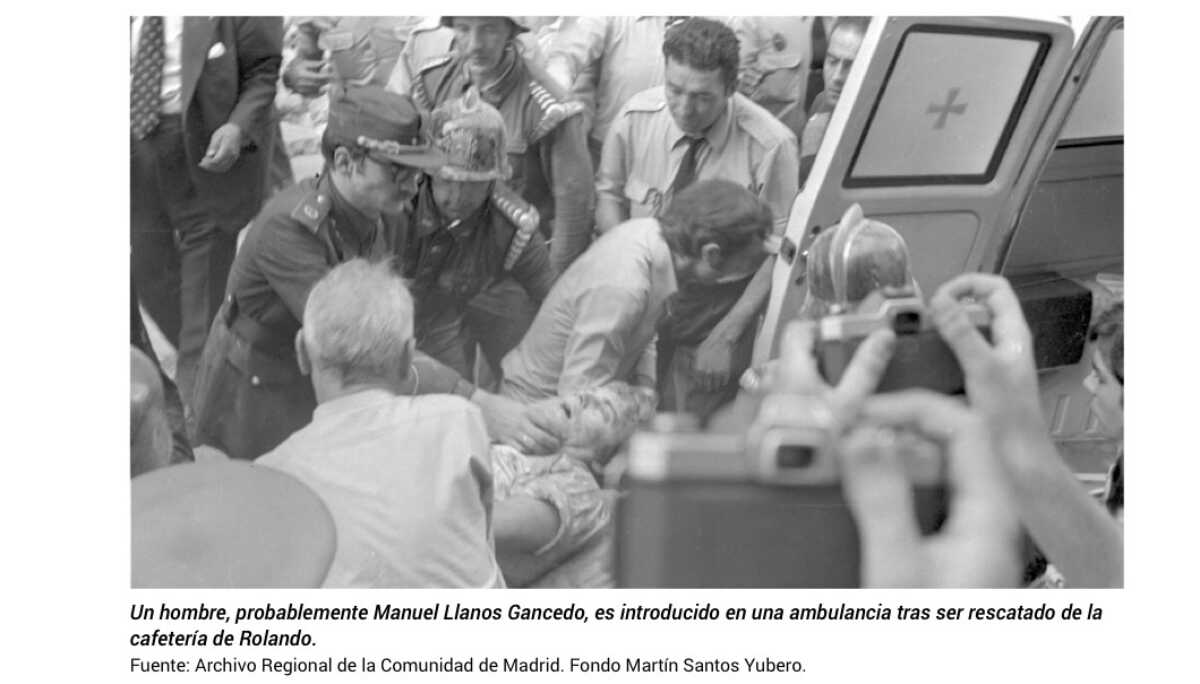Un hombre, probablemente Manuel Llanos Gancedo, es introducido en una ambulancia tras ser rescatado de la
cafetería de Rolando.
Fuente: Archivo Regional de la Comunidad de Madrid. Fondo Martín Santos Yubero.