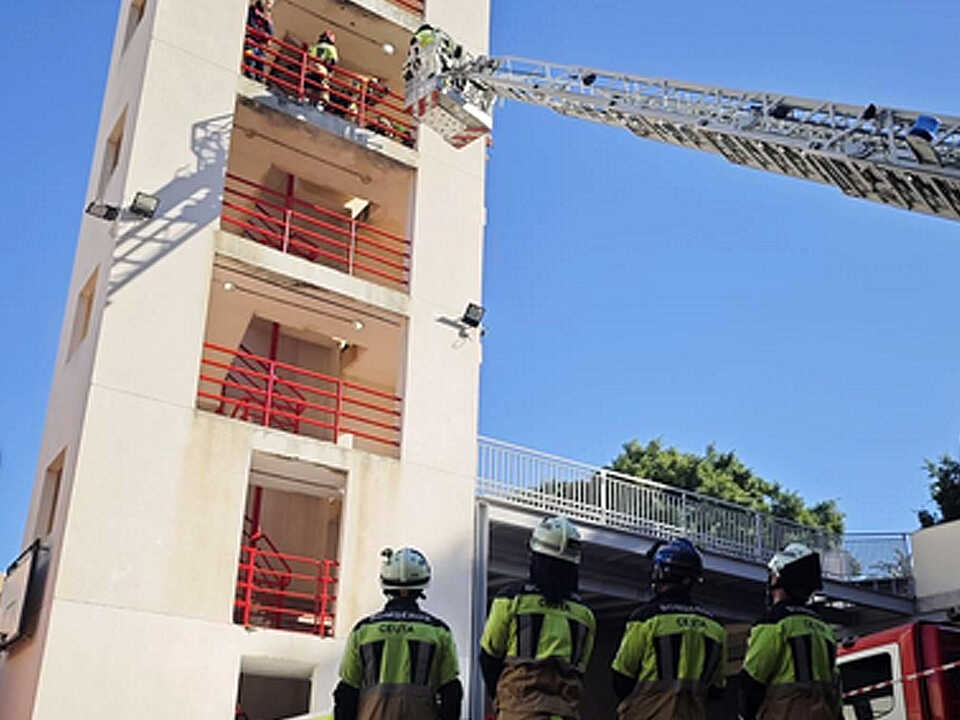 Bomberos en una formación especializada en intervención en crisis suicida