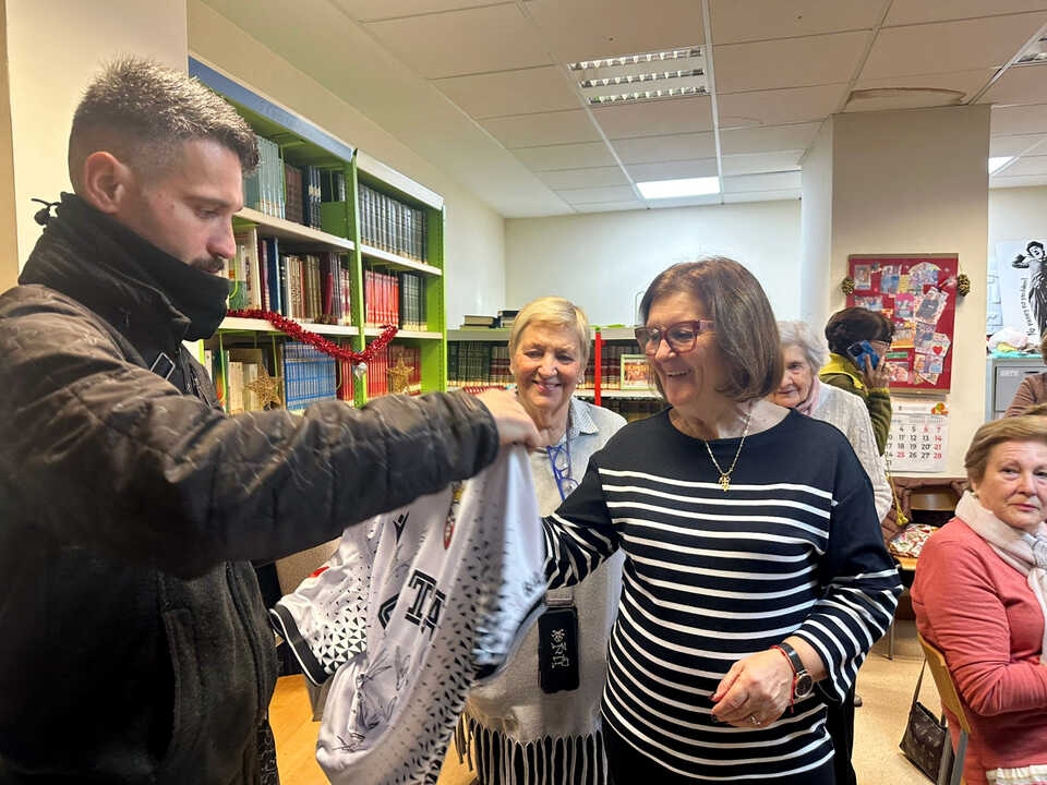 La Fundación AD Ceuta FC entrega la camiseta firmada del equipo Hypermotion en el Centro del Mayor