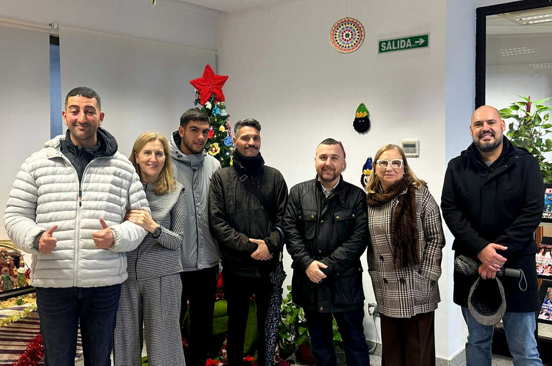 La Fundación AD Ceuta FC entrega la camiseta firmada del equipo Hypermotion en el Centro del Mayor