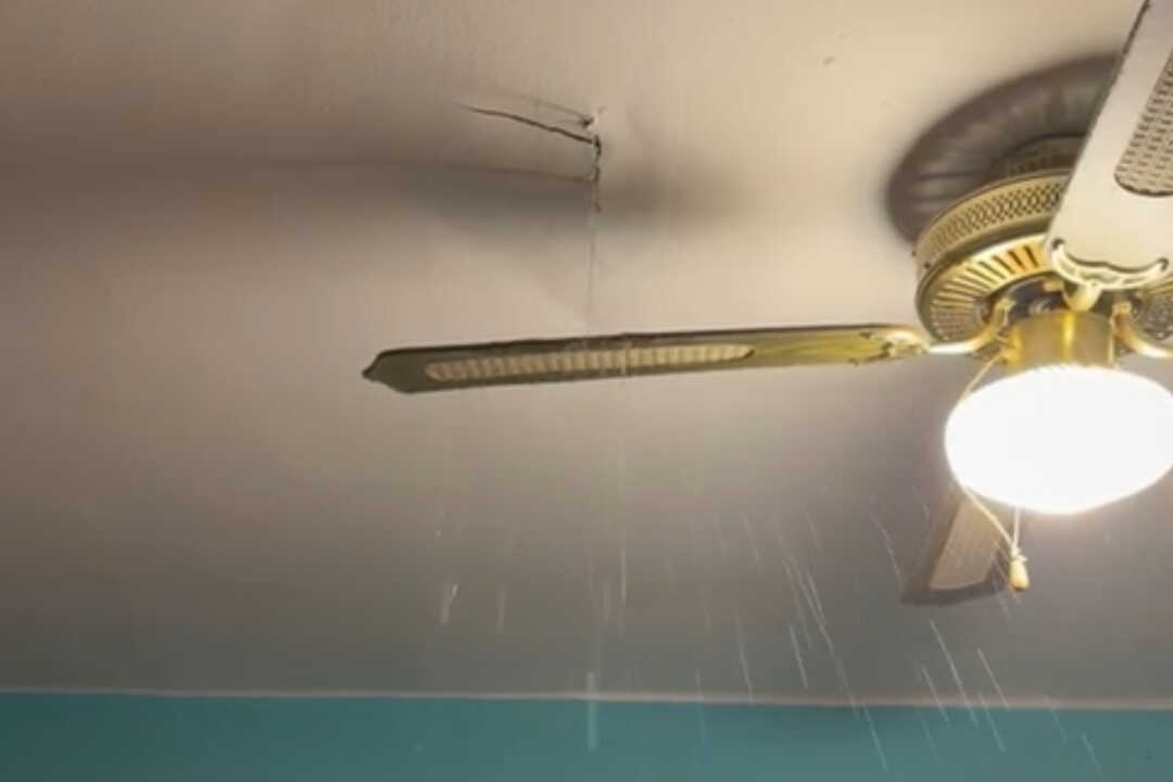 Vecinos de Otero viven una noche de pesadilla: techos que filtran agua y casas inundadas / Cedida