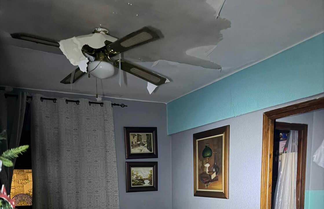 Vecinos de Otero viven una noche de pesadilla: techos que filtran agua y casas inundadas / Cedida