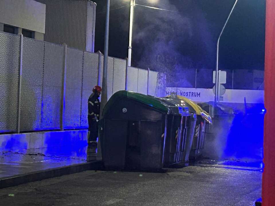 Las llamas marcan la primera madrugada del año en el Polígono Virgen de África / Alma Palomino