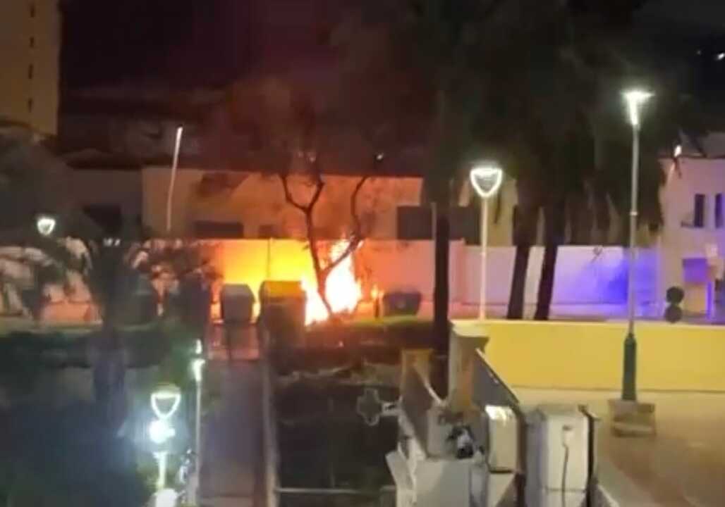 Las llamas marcan la primera madrugada del año en el Polígono Virgen de África / Alma Palomino