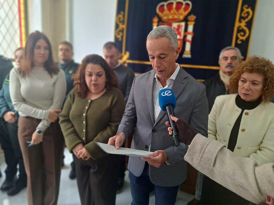 Miguel Señor Alonso, director provincial del Ministerio de Educación y Formación Profesional, durante la lectura del manifiesto