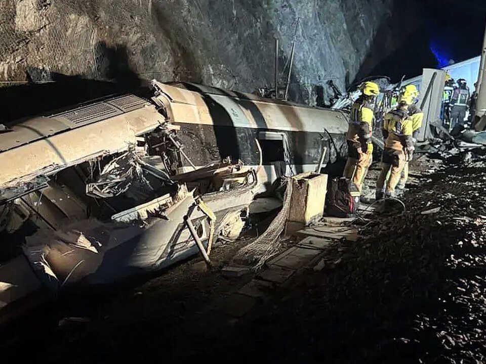 Vagones del tren caídos por el talud
