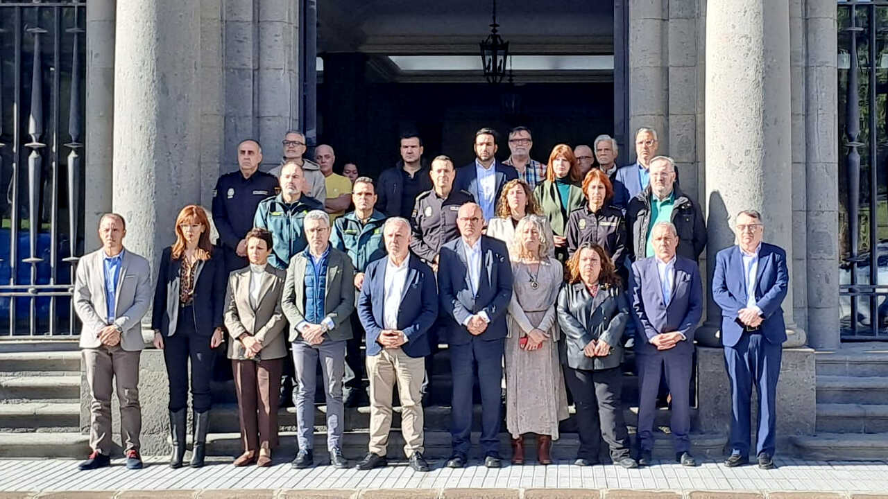 La delegada del Gobierno, Cristina Pérez, participa en el minuto de silencio convocado en Canarias