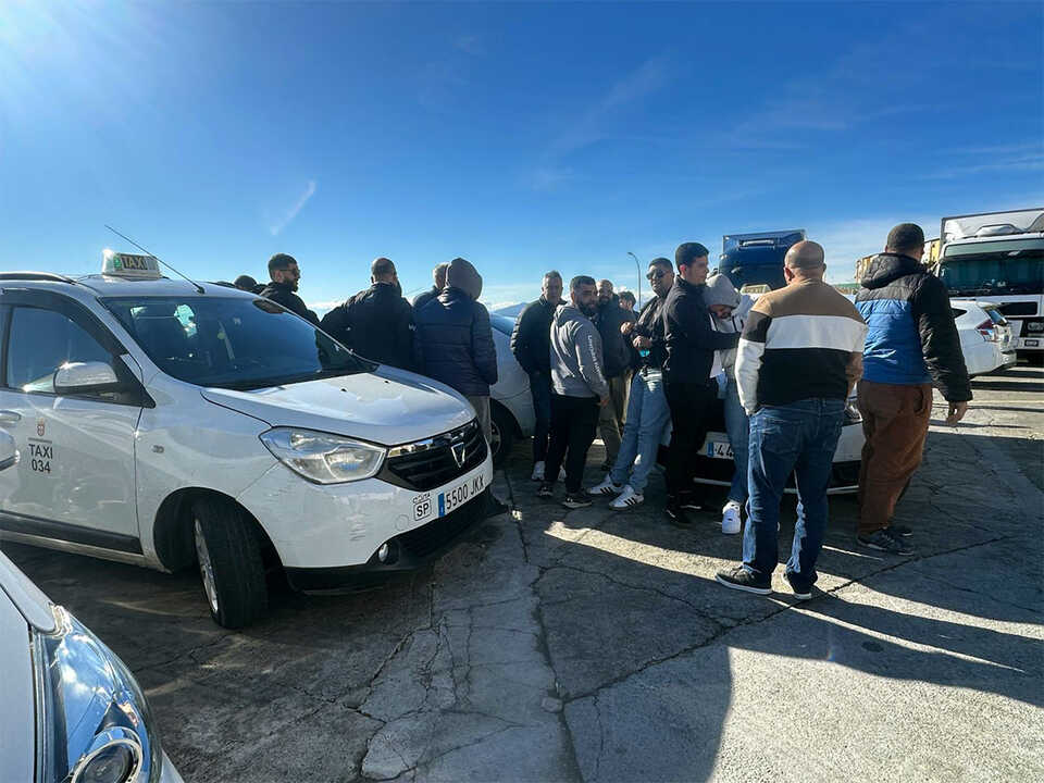 Concentración de los taxistas por la seguridad / Mohamed Ettouileb