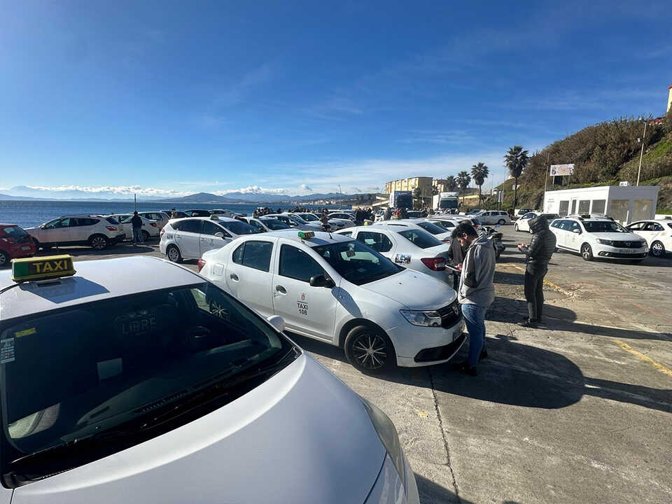 Concentración de los taxistas por la seguridad / Mohamed Ettouileb