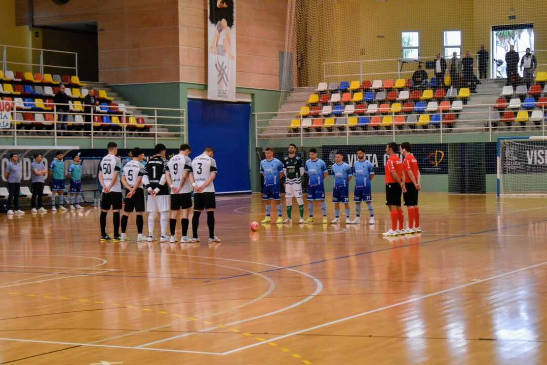 Minuto de silencio en el encuentro entre la UA Ceutí y El Ejido FS en memoria de las víctimas del accidente ferroviario ocurrido en Adamuz, provincia de Córdoba. Foto: Rafa Báez