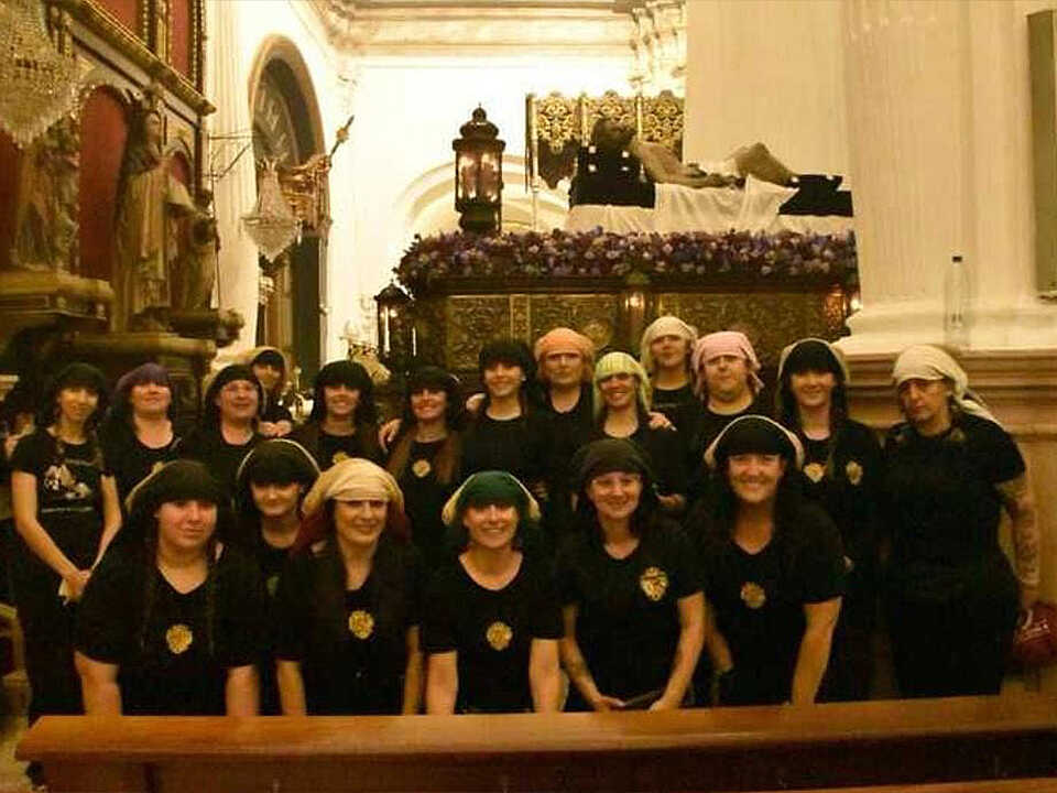 Cuadrilla de costaleras íntegramente femenina del Santo Entierro