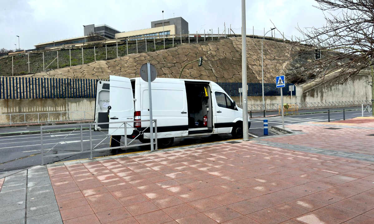 Detonación controlada de un artefacto en la playa del Tarajal / Mohammed Ettouileb