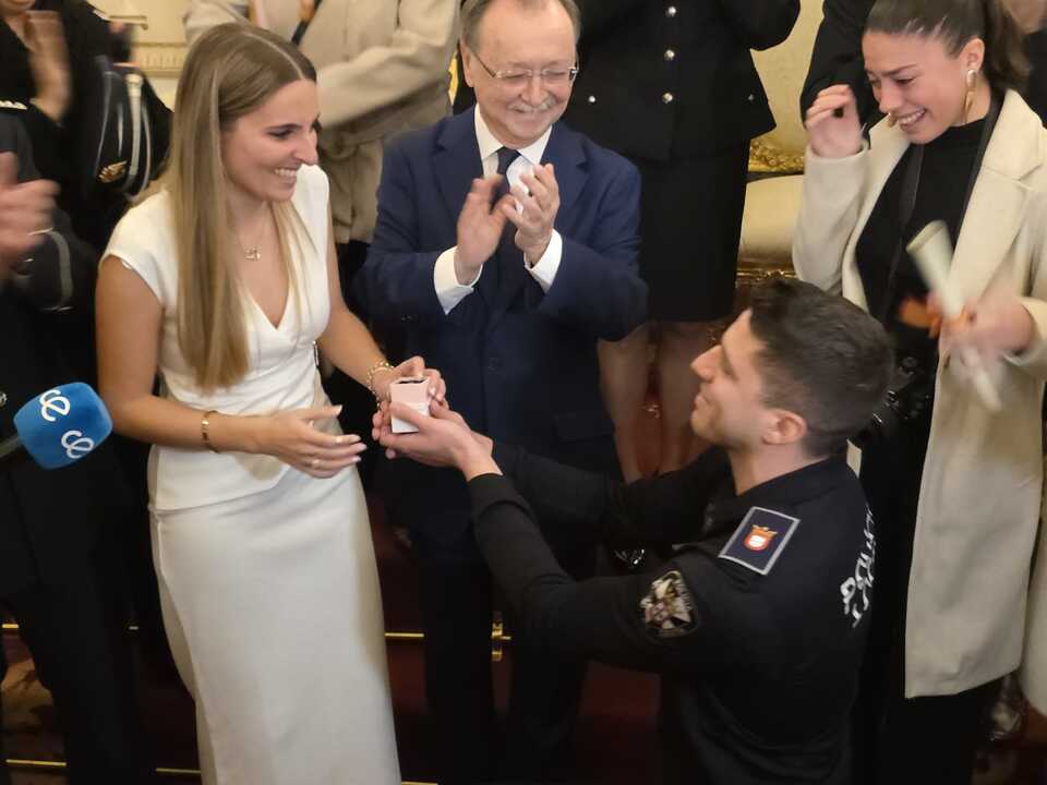 ¡Vivan los Novios!_ Petición de matrimonio en la presentación de los nuevos Policías Locales de Ceuta. Foto: Laura Ortiz