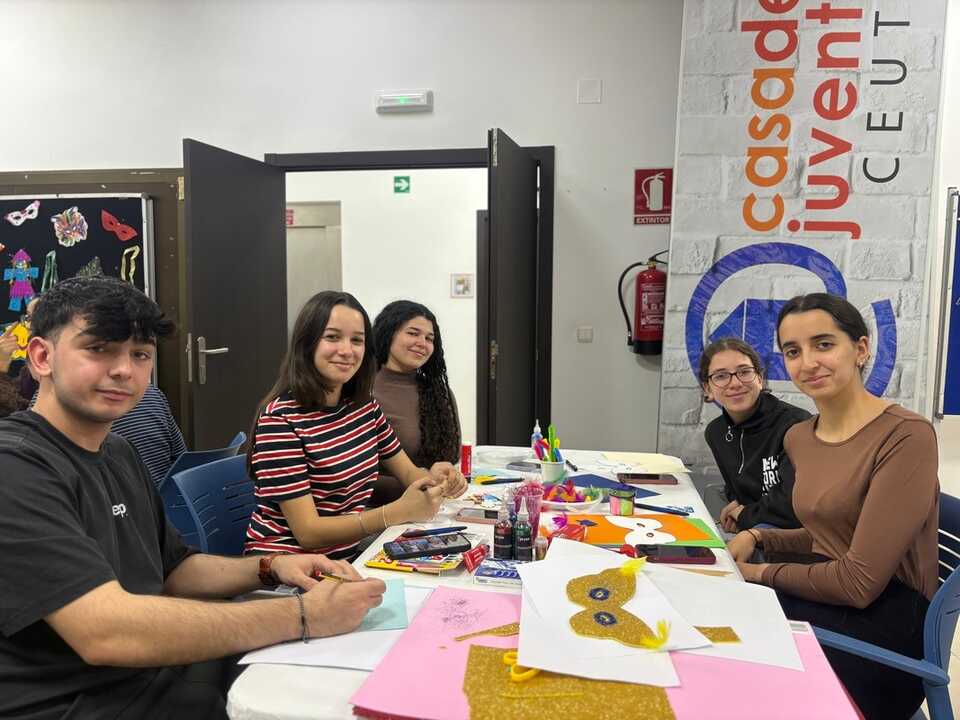 Creatividad, coplas y Ceuta: así se prepara el Carnaval juvenil más original / Alma Palomino