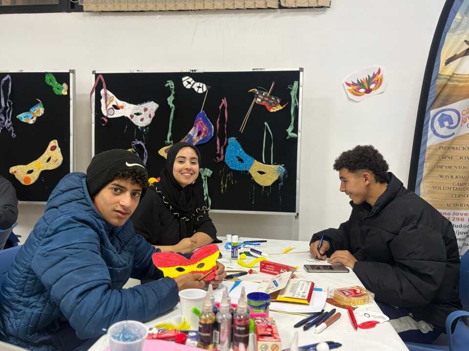 Creatividad, coplas y Ceuta: así se prepara el Carnaval juvenil más original / Alma Palomino