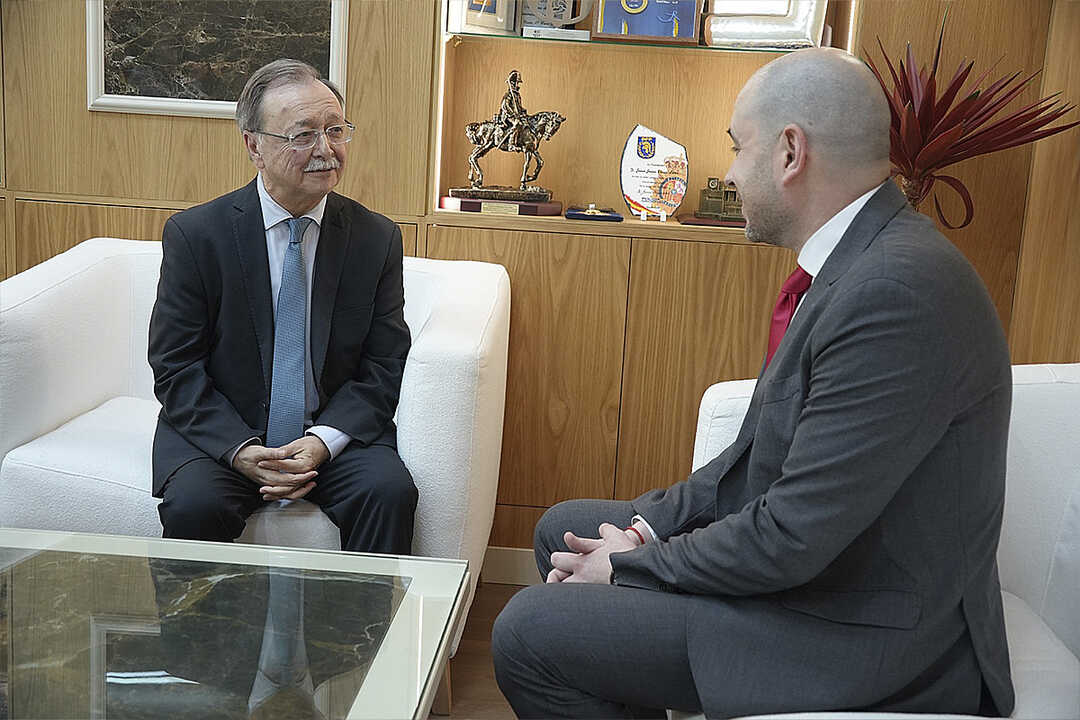 Encuentro institucional entre el nuevo delegado del Gobierno, Miguel Ángel Pérez Triano, y el presidente de la Ciudad, Juan Vivas
