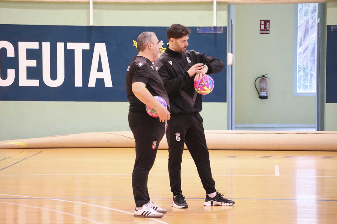 Entrega de una placa conmemorativa a la AD Ceuta FC /Rafa Baez