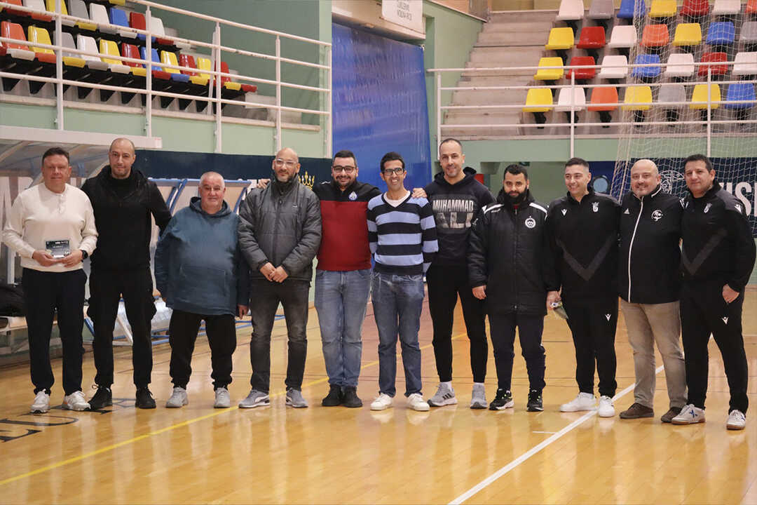 Entrega de una placa conmemorativa a la AD Ceuta FC /Rafa Baez