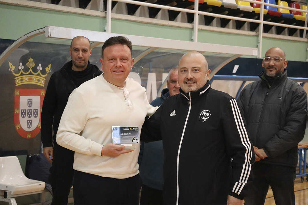 Entrega de una placa conmemorativa a la AD Ceuta FC /Rafa Baez