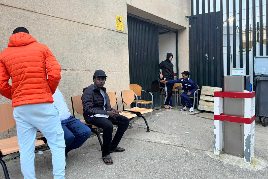 El CETI, saturado y con los residentes hacinados en el garaje / Mohamed Ettouileb