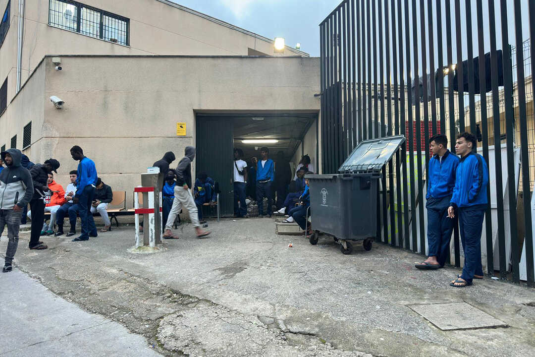 El CETI, saturado y con los residentes hacinados en el garaje / Mohamed Ettouileb