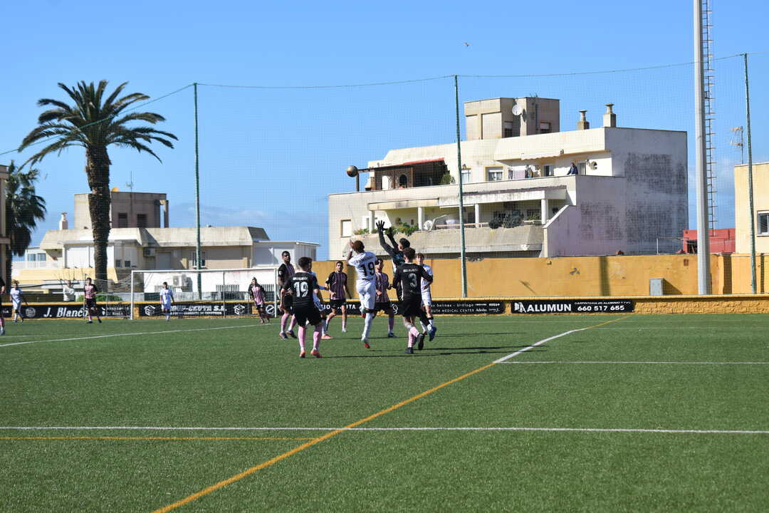Partido entre el filial de la AD Ceuta FC y el Bollullos. Foto: Rubén Báez.